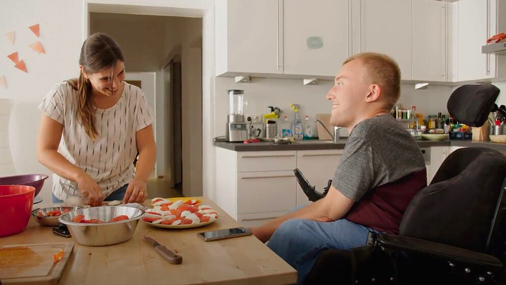 Christian und seine Assistentin kochen gemeinsam